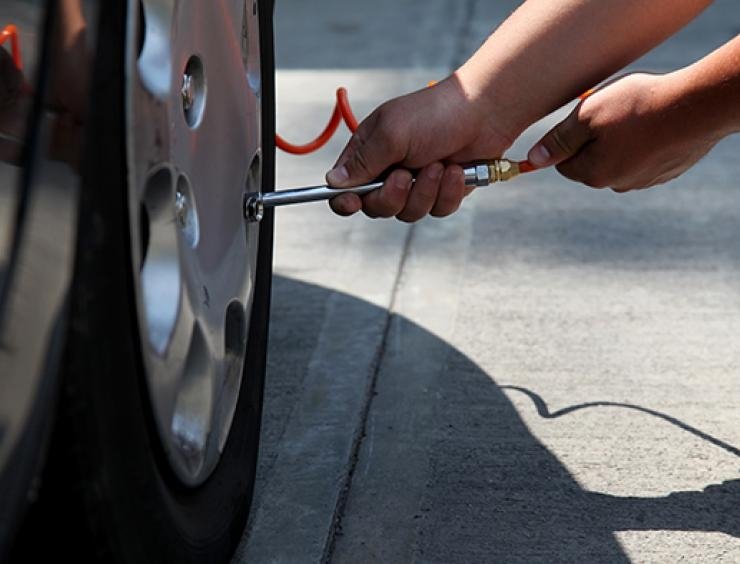 Est-il recommandé de gonfler les pneus avec de l’azote?