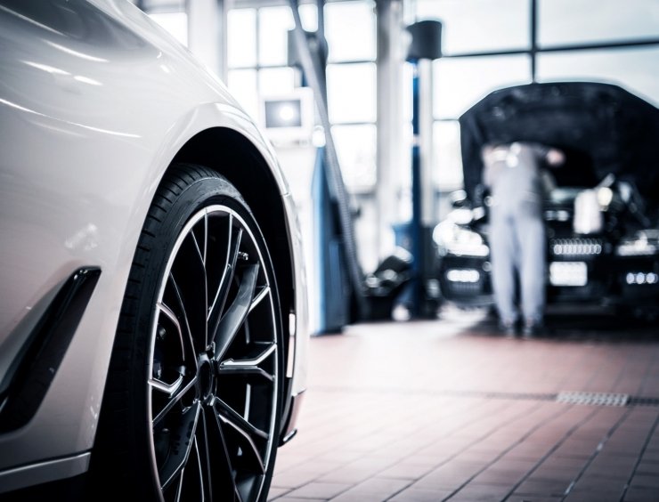 voiture en cours de réparation dans un garage