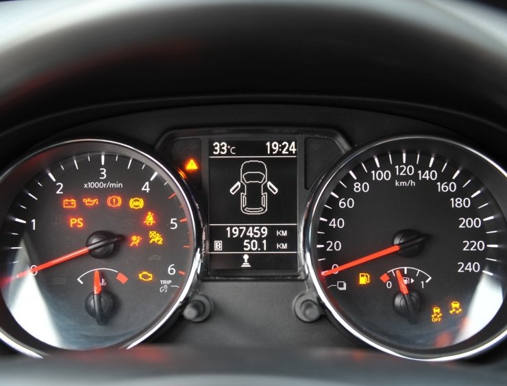 gros plan d'un compteur de vitesse sur une voiture