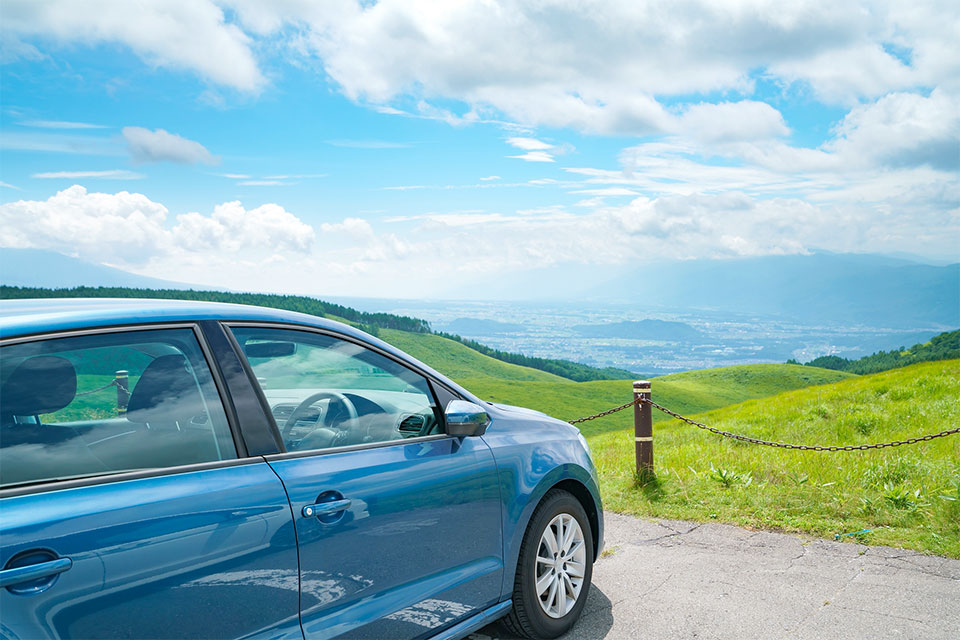une voiture bleue garée sur le bord de la route